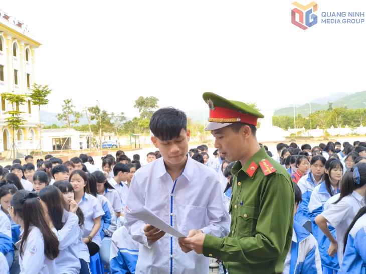 Công an xã Quảng La tuyên truyền phòng chống ma túy cho học sinh trường THCS và THPT Quảng La, tháng 3/2026.