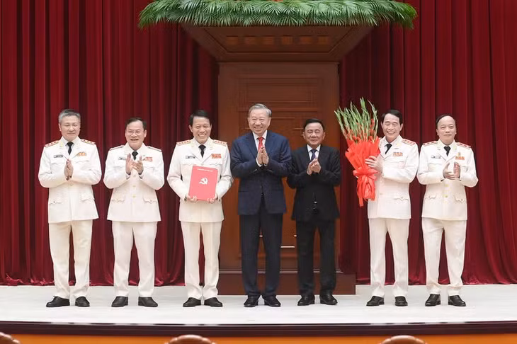 Tổng Bí thư, Chủ tịch nước Tô Lâm trao Quyết định của Bộ Chính trị về nhân sự Đảng ủy Công an Trung ương. (Ảnh: ĐĂNG KHOA)