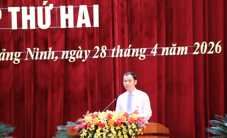 Đồng chí Phạm Hồng Biên, Giám đốc Sở Tài Chính trình bày tóm tắt 3 tờ trình tại kỳ họp.