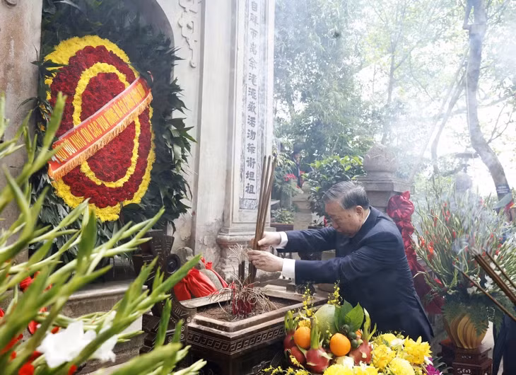 Tổng Bí thư, Chủ tịch nước Tô Lâm dâng hương, dâng hoa tưởng niệm tại Lăng Vua Hùng. (Ảnh: Thống Nhất/ TTXVN)