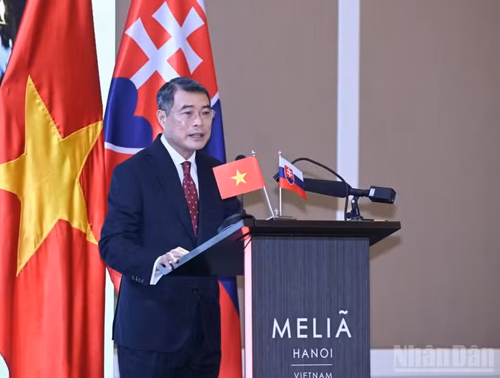 Thủ tướng Chính phủ Lê Minh Hưng phát biểu ý kiến tại Diễn đàn Doanh nghiệp Việt Nam-Slovakia. (Ảnh: TRẦN HẢI)