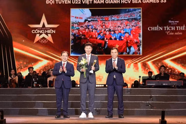 Huấn luyện viên Kim Sang Sik đại diện Ban huấn luyện U22 Việt Nam nhận giải thưởng tại Lễ trao giải Cống hiến lần thứ 20. Ảnh: Ban tổ chức
