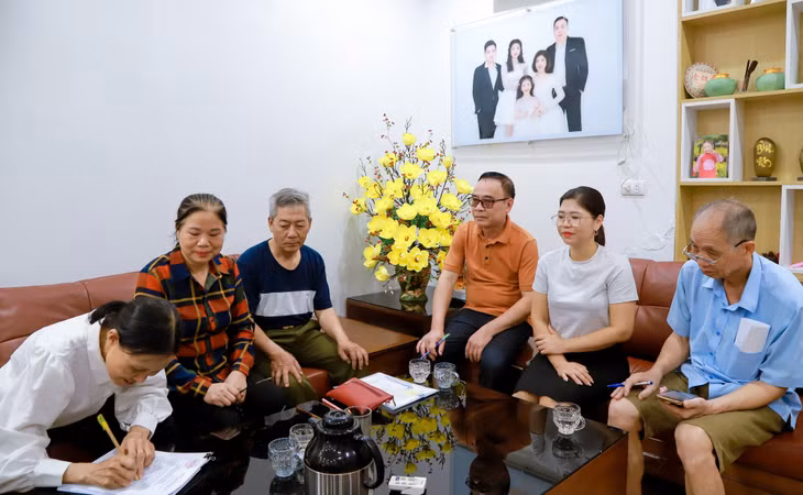 Tổ công tác khu phố Kim Thành (phường Mạo Khê) trực tiếp đến từng hộ gia đình để tuyên truyền, hướng dẫn và ghi nhận ý kiến một cách dân chủ, khách quan. Ảnh: Đinh Yến (CTV)