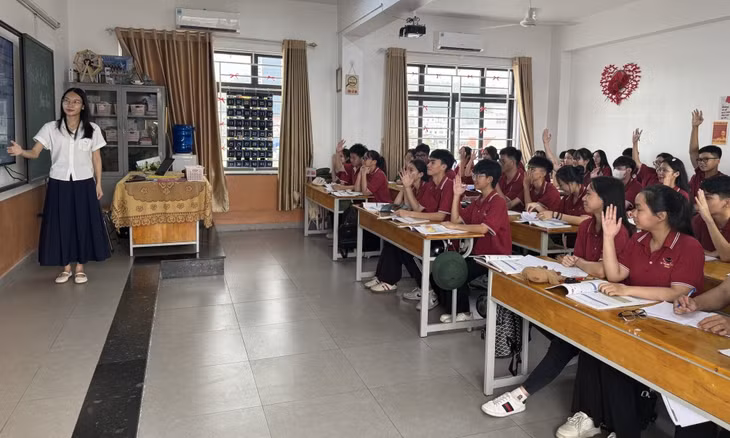 Học sinh lớp 11A5, Trường TH-THCS&amp;THPT Lê Thánh Tông tích cực tham gia phát biểu trong học tập.