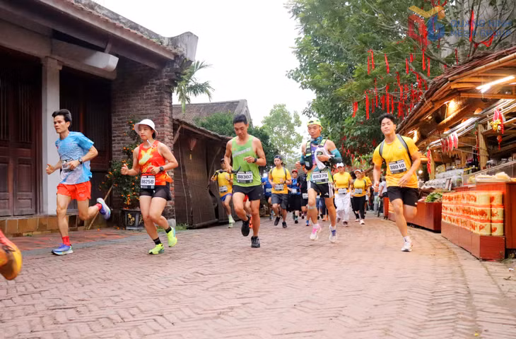 Các VĐV tham gia Giải leo núi chinh phục đỉnh Phù Vân tại Yên Tử. Ảnh: Tạ Quân