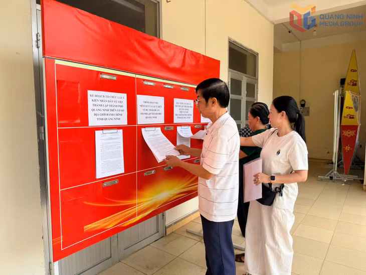 Nhân dân phường Hạ Long nghiên cứu đề án thành lập thành phố Quảng Ninh.