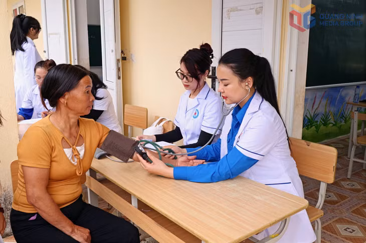 Bác sĩ Bệnh viện Đa khoa khu vực Móng Cái khám sàng lọc sức khỏe cho người tại xã Hải Ninh.