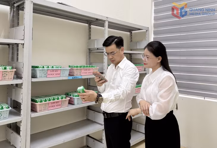 Anh Hoàng Tiến Dũng, Trưởng Ban đại diện cha mẹ học sinh Trường Tiểu học Bình Khê, theo dõi, giám sát việc thực hiện sữa học đường tại nhà trường.