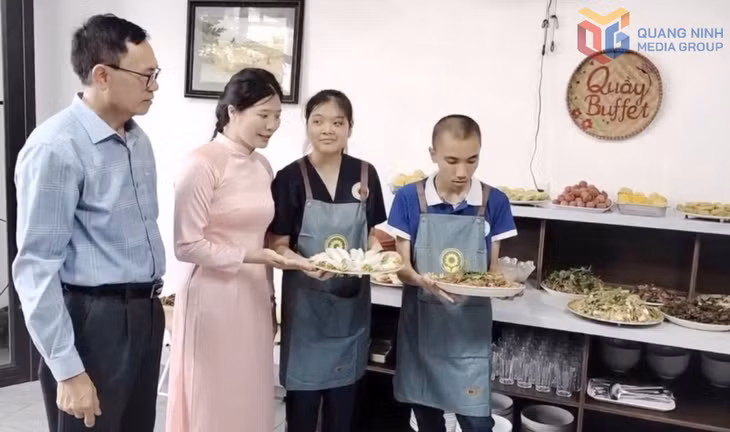 Sản phẩm chay của các em học sinh khuyết tật được hướng dẫn làm hoàn chỉnh tại Trung tâm Hỗ trợ phát triển giáo dục hòa nhập Hướng Dương (phường Mạo Khê).
