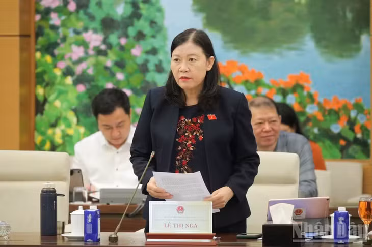 Phó Chủ nhiệm Thường trực Ủy ban Dân nguyện và Giám sát Lê Thị Nga trình bày báo cáo. (Ảnh: DUY LINH)