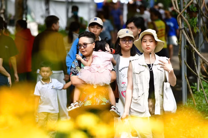 Thời tiết hai miền Nam - Bắc nắng, người dân cần chú ý các hoạt động ngoài trời - Ảnh: DUYÊN PHAN