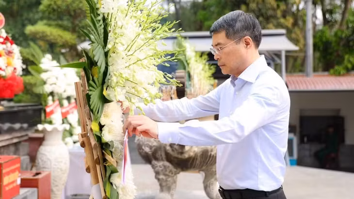 Thủ tướng Chính phủ Lê Minh Hưng đặt vòng hoa tại Khu mộ 10 nữ anh hùng Thanh niên xung phong Đồng Lộc.