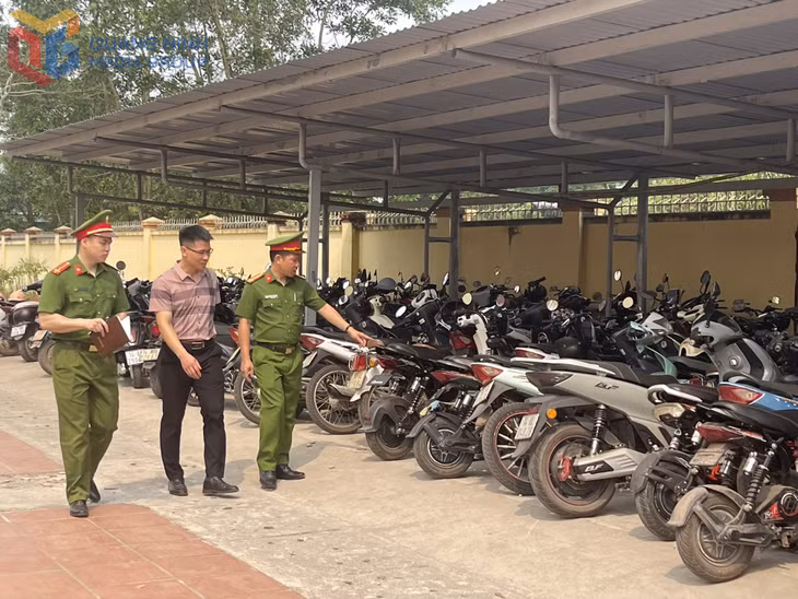 Công an xã Đường Hoa kiểm tra việc chấp hành quy định điều khiển phương tiện đúng độ tuổi của học sinh Trường THCS-THPT Đường Hoa Cương, xã Đường Hoa.