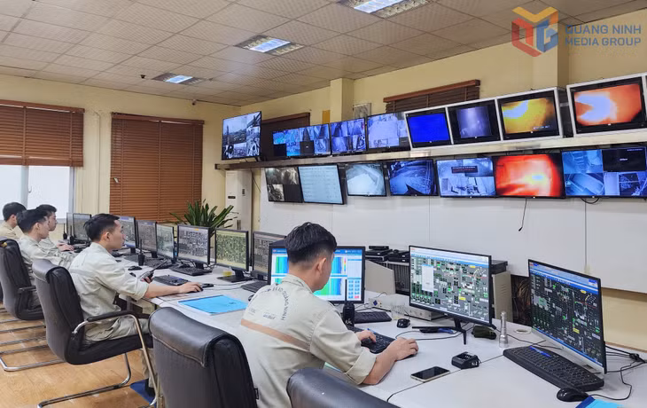Cán bộ Công ty CP Xi măng và Xây dựng Quảng Ninh vận hành hệ thống giám sát, điều khiển tập trung trên nền tảng số, góp phần nâng cao hiệu quả quản lý và bảo đảm an toàn sản xuất.