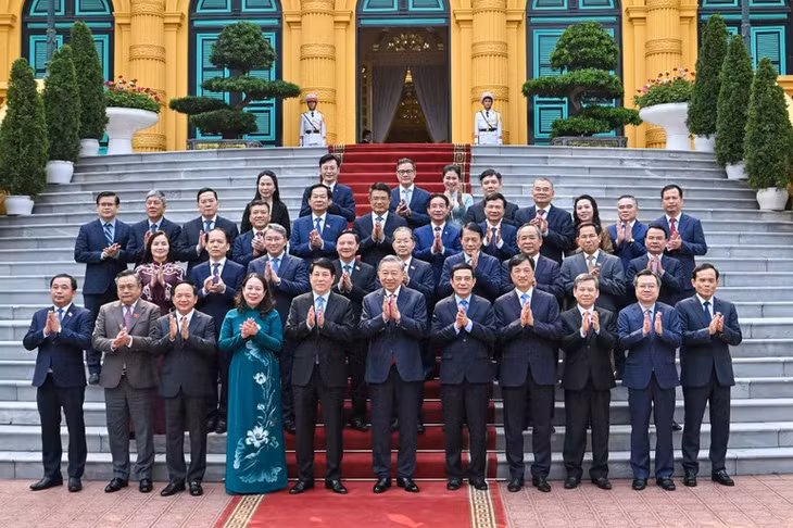 Các đại biểu tham dự buổi lễ (Ảnh: THỦY NGUYÊN)