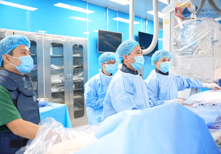 Bác sĩ Bệnh viện Sản nhi Quảng Ninh thực hiện phẫu thuật cho trẻ mắc tim bẩm sinh.