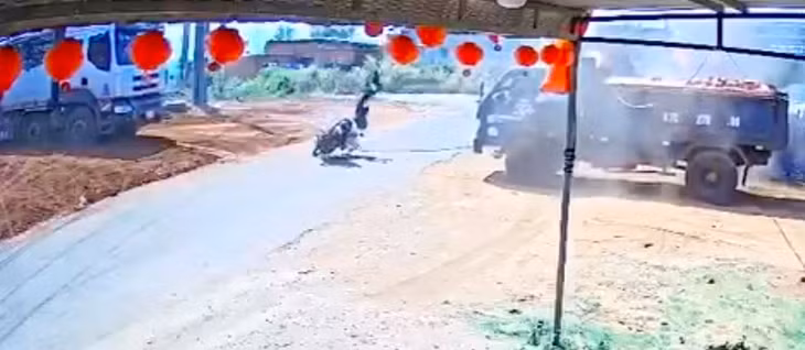 Khoảnh khắc chú rể vướng dây căng ngang đường rồi ngã nhào xuống đường - Ảnh: Cắt từ camera