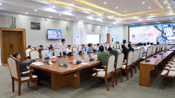 Đồng chí Bùi Văn Khắng, Phó Bí thư Tỉnh uỷ, Chủ tịch UBND tỉnh lưu ý một số vấn đề cụ thể để đảm bảo tốt nhất mọi điều kiện tổ chức thành công Lễ khởi công Dự án Tuyến đường sắt tốc độ cao Hà Nội - Quảng Ninh.