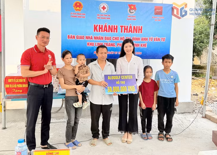 Ông Nguyễn Tuấn Anh, Phó Chủ tịch Hội Chữ thập đỏ tỉnh và đại diện Alogolf Center Hạ Long trao hỗ trợ kinh phí xây nhà nhân đạo cho hộ gia đình anh Từ Văn Tư ở khu Linh Tràng, phường Bình Khê.