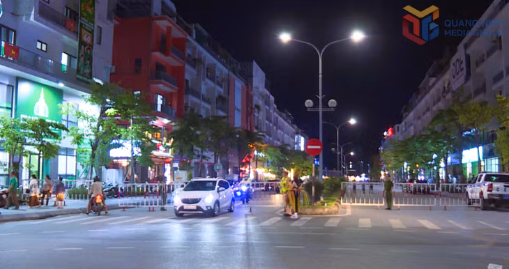 Riêng tại khu vực quảng trường 30 tháng 10 phường Hạ Long, ngoài các chốt cố định hàng chục tổ hóa trang cũng sẽ được Phòng CSGT triển khai để kịp thời ứng phó, xử lý các tình huống.