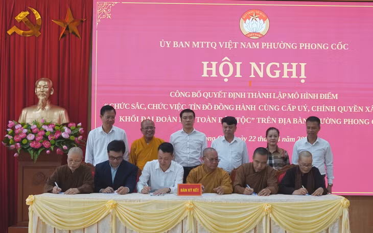 Các đại biểu ký cam kết phối hợp triển khai các hoạt động trong khuôn khổ mô hình.