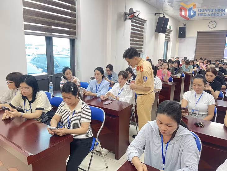 Cán bộ Phòng CSGT (Công an tỉnh) hướng dẫn, hỗ trợ thí sinh sát hạch lái xe cài ứng dụng VNeTraffic.