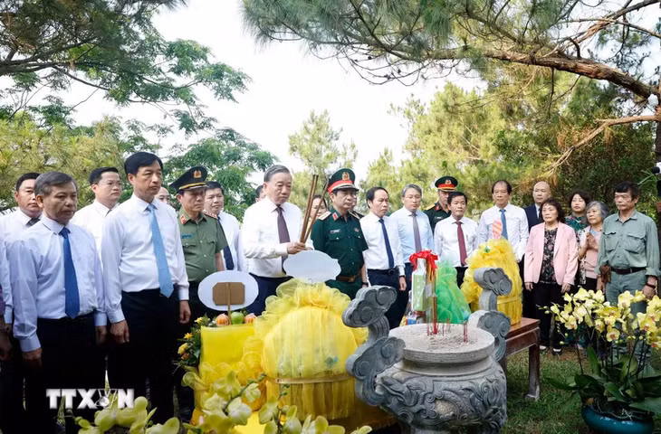 Tổng Bí thư, Chủ tịch nước Tô Lâm cùng Đoàn công tác Trung ương và lãnh đạo tỉnh Quảng Trị dâng hoa, dâng hương tại khu mộ Đại tướng Võ Nguyên Giáp - Ảnh: TTXVN