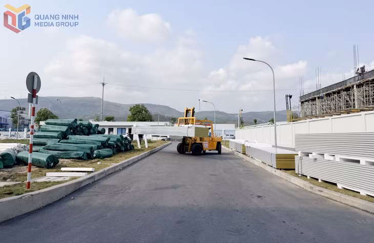 Xe nâng của Công ty TNHH Đầu tư và phát triển Đức Trung thực hiện nâng hạ vật liệu tại KCN Đông Mai.