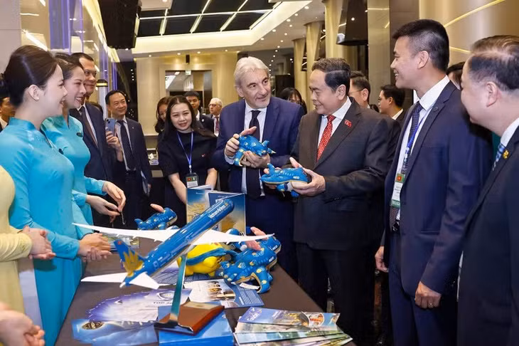 Chủ tịch Quốc hội Trần Thanh Mẫn và đại biểu tham quan gian hàng của Vietnam Airlines. (Ảnh: Doãn Tấn – TTXVN)