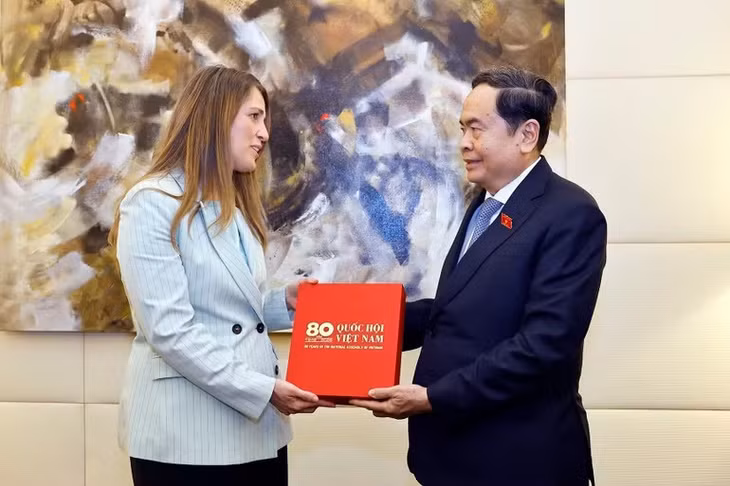 Chủ tịch Quốc hội Trần Thanh Mẫn tặng cuốn sách "80 năm Quốc hội Việt Nam" cho Chủ tịch Nhóm Nghị sĩ Hữu nghị Italia-Việt Nam Chiara Gribaudo. (Ảnh: Doãn Tấn/TTXVN)