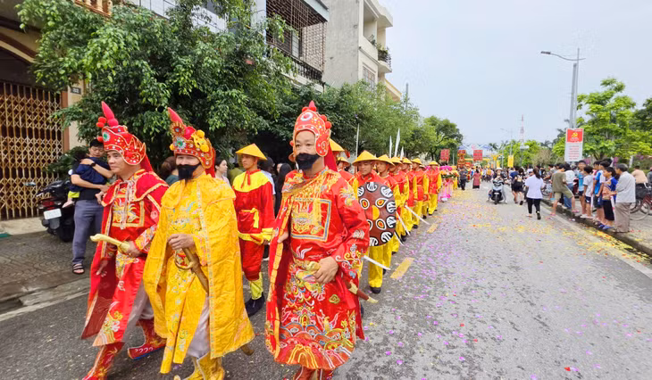 Nghi lễ rước diễn ra trong không khí linh thiêng, tái hiện truyền thống văn hóa lâu đời, thể hiện sự tri ân với các bậc tiền nhân.