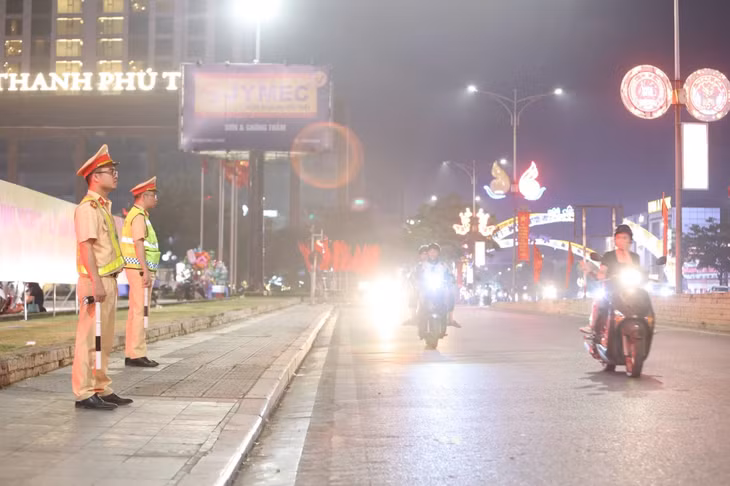 Lực lượng Công an tỉnh ra quân bảo vệ an toàn lễ khai mạc.