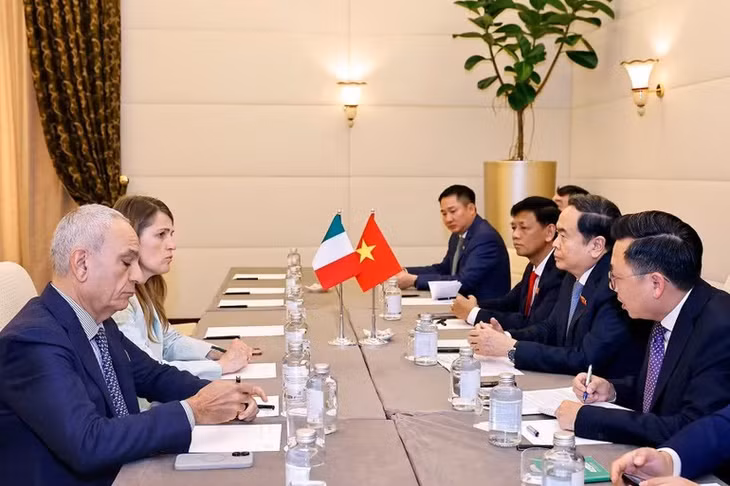 Chủ tịch Quốc hội Trần Thanh Mẫn tiếp Chủ tịch Nhóm Nghị sĩ Hữu nghị Italia-Việt Nam Chiara Gribaudo. (Ảnh: Doãn Tấn/TTXVN)