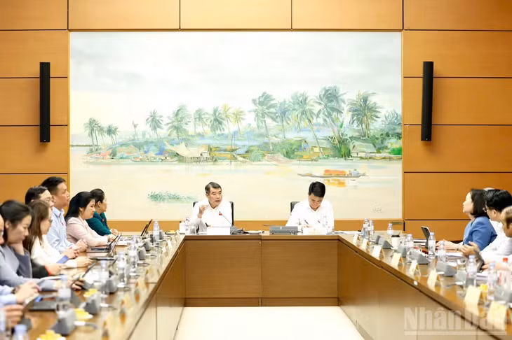 Theo Thủ tướng Lê Minh Hưng, Chính phủ dự kiến nâng ngưỡng doanh thu chịu thuế của hộ, cá nhân kinh doanh lên 1 tỷ đồng/năm, gấp đôi mức hiện tại. (Ảnh: DUY LINH)