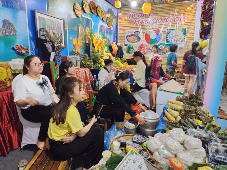 Gian hàng xã Ba Chẽ trưng bày nhiều sản phẩm đặc trưng vùng miền núi.