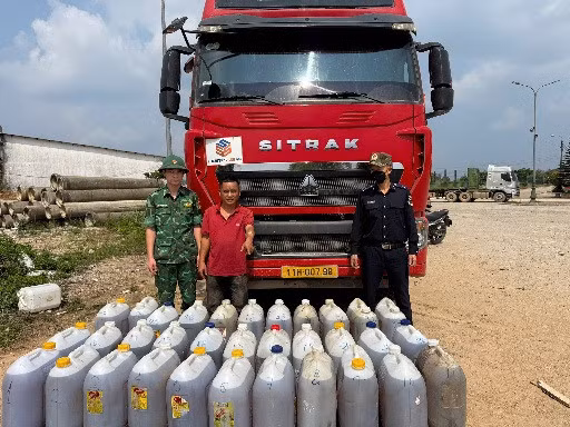 Độ chế két sắt dưới gầm xe đầu kéo để buôn lậu dầu qua cửa khẩu ảnh 1
