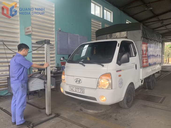 Nhân viên Công ty CP Đăng kiểm xe cơ giới đường bộ Quảng Ninh thực hiện kiểm tra kỹ thuật phương tiện. Ảnh: Nguyễn Duy