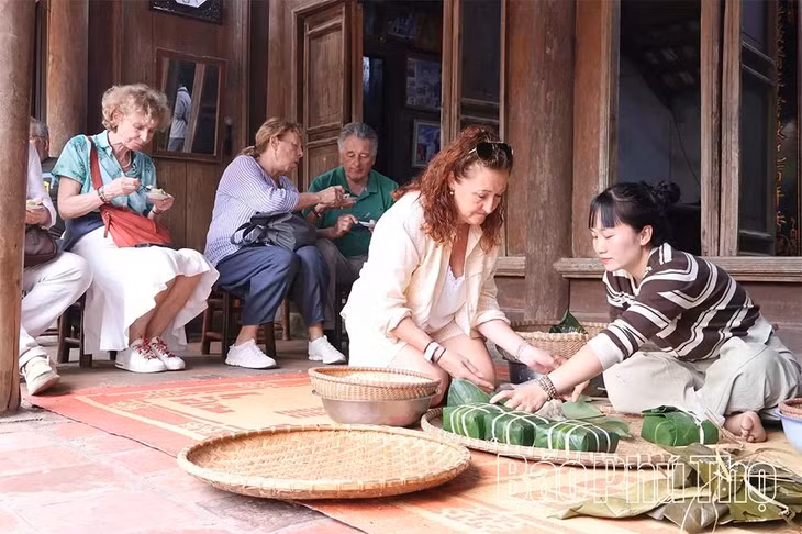 Làng cổ đón khách Tây