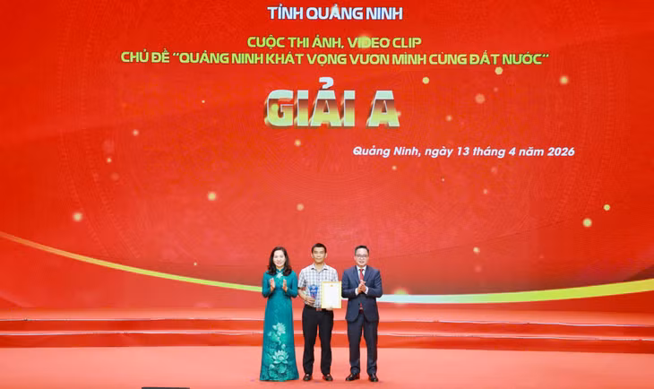 Lãnh đạo UBND tỉnh và VOV trao giải A cho tác giả Đỗ Việt Phương, Báo và Phát thanh, Truyền hình Quảng Ninh tại Cuộc thi ảnh, video clip với chủ đề “Quảng Ninh khát vọng vươn mình cùng đất nước".