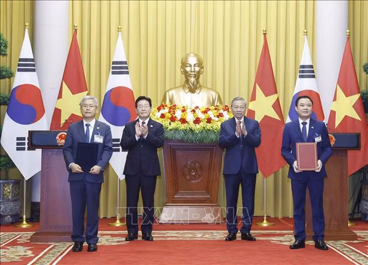 Tổng Bí thư, Chủ tịch nước Tô Lâm và Tổng thống Hàn Quốc Lee Jae Myung chứng kiến lễ trao Bản ghi nhớ về hợp tác trong lĩnh vực cảnh vệ giữa Bộ Công an Việt Nam và Cơ quan an ninh Phủ Tổng thống Hàn Quốc. Ảnh: TTXVN