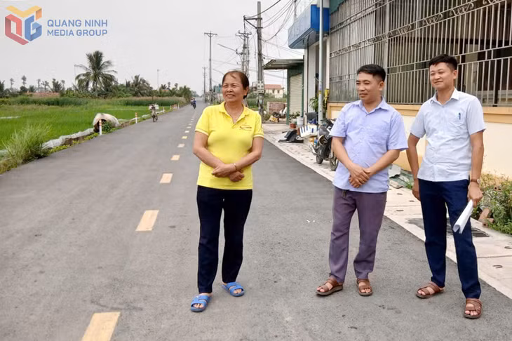 Bí thu Chi bô, Truong khu phố Sông Khoai 8 Bùi Công Tú (giữa) cùng người dân vận động hiến đất để hoàn thành tuyên đường mới hoàn thành đưa vào sử dụng đầu năm 2026. 
