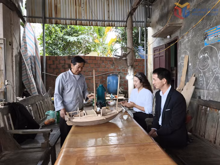 Ông Lê Đức Chắn giới thiệu mô hình thuyền buồm ba vách của mình.