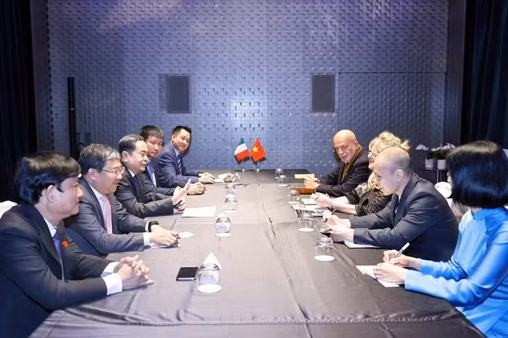 Chủ tịch Quốc hội Trần Thanh Mẫn gặp bà Sandra Scagliotti, Lãnh sự danh dự Việt Nam tại Torino. (Ảnh: Doãn Tấn – TTXVN)