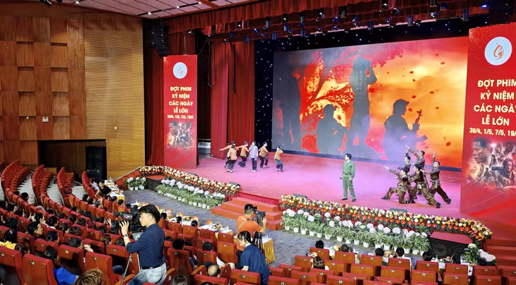 Các nghệ sĩ trình diễn bài hát "Mặt trời trong bóng tối" - ca khúc chủ đề của bộ phim "Địa Đạo: Mặt Trời Trong Bóng Tối", do nhạc sĩ Hứa Kim Tuyền sáng tác.