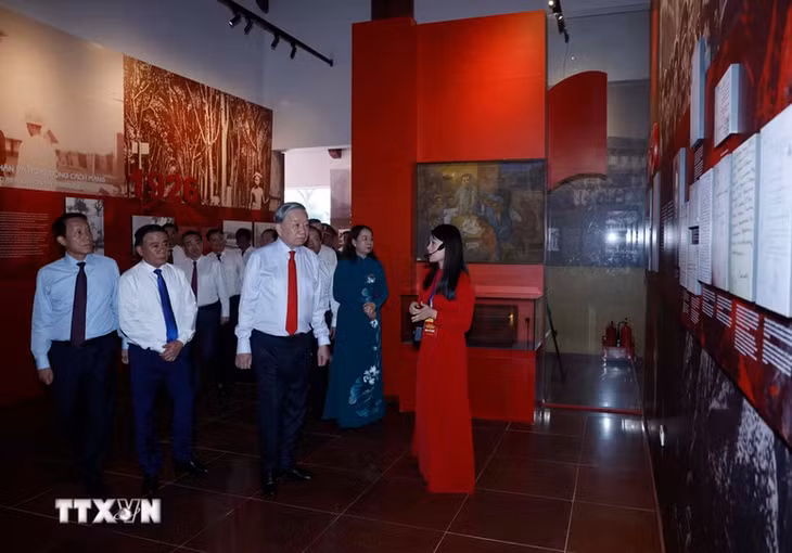 Tổng Bí thư, Chủ tịch nước Tô Lâm và các đồng chí lãnh đạo Đảng thăm Khu di tích cố Tổng Bí thư Hà Huy Tập tại xã Cẩm Hưng, tỉnh Hà Tĩnh - Ảnh: TTXVN
