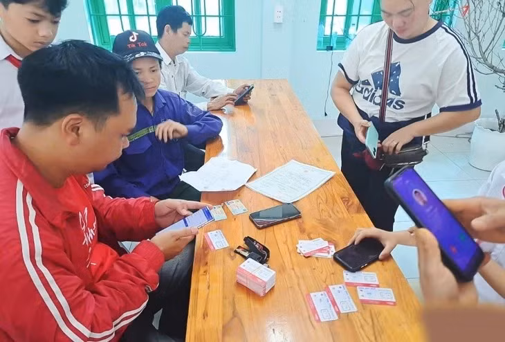 Người dân được hỗ trợ xác thực SIM chính chủ tại địa phương - Ảnh: VIETTEL