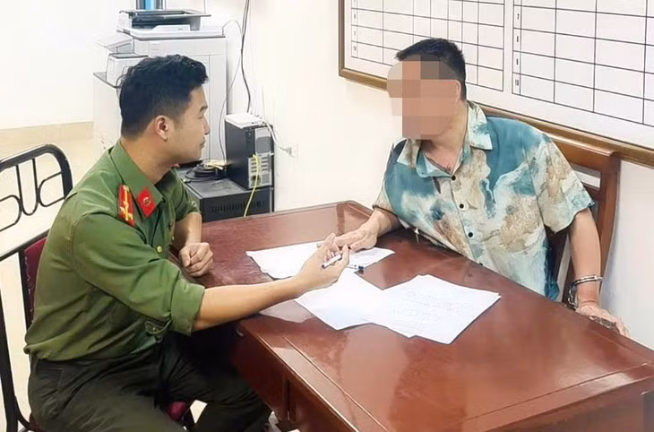 Cán bộ công an ghi lời khai nghi can Y.H. (sinh năm 1988, quốc tịch Trung Quốc) - Ảnh: Công an tỉnh Hưng Yên