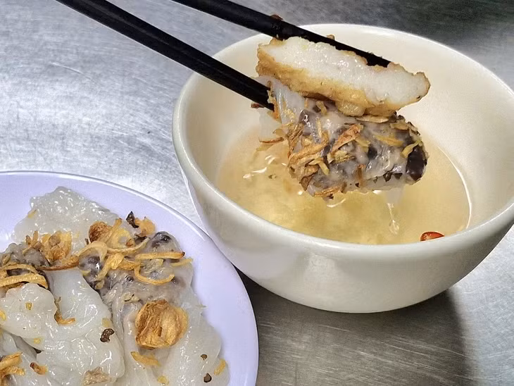 Mỗi người nên dùng chén nước chấm riêng sẽ phòng bệnh lây qua đường ăn uống tốt hơn - Ảnh minh họa: NAM TRẦN