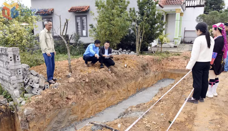 Cán bộ mặt trận xã Ba Chẽ giám sát công tác cải tạo, chỉnh trang đô thị, khu dân cư tại thôn Sơn Hải.&nbsp;