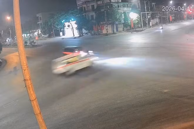 Khoảnh khắc xảy ra vụ tai nạn giữa xe cứu thương và xe bán tải tại ngã tư giao nhau giữa đường Nguyễn Tất Thành và đường Trường Chinh. Ảnh cắt từ clip